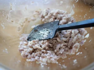 簡単レシピ 豚バラ肉のリエットの作り方 豚バラ肉 肉と煮汁を混ぜ合わせる