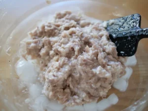 簡単レシピ 豚バラ肉のリエットの作り方 豚バラ肉 肉と煮汁を混ぜ合わせ氷水で冷やす