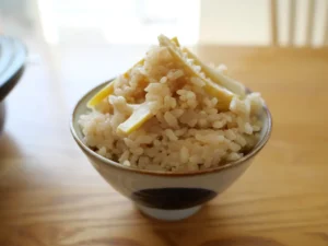 簡単レシピ 土鍋で炊く たけのこごはんの作り方 炊き上がり お茶碗によそう