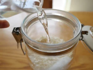 簡単レシピ 塩麹の作り方 乾燥麹 米麹 自然塩 ミネラルウォーター 米麹と自然塩と水を保存瓶に入れる