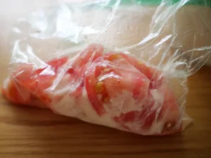 トマトの塩麹漬け、初夏の発酵おかずとお漬物 トマト 塩麹 保存袋に入れて冷蔵庫に一晩おく