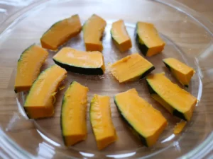 かぼちゃの小豆味噌漬け かぼちゃを耐熱皿にのせてラップする 電子レンジで加熱