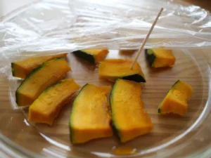 かぼちゃの小豆味噌漬け かぼちゃを耐熱皿にのせラップし 電子レンジで加熱