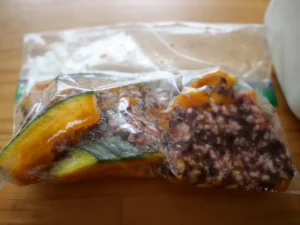 かぼちゃの小豆味噌漬け かぼちゃと小豆味噌を保存袋に入れて冷蔵庫で一晩おく