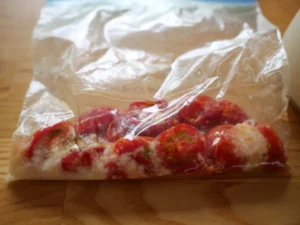 セミドライにしたプチトマトの塩麹漬け プチトマト セミドライ 塩麹 保存袋 冷蔵庫で一晩おく