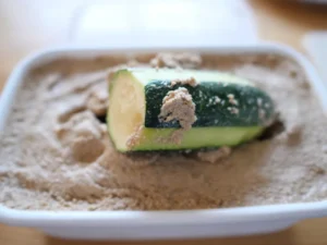 ズッキーニのぬか漬け ぬか床からズッキーニを取り出す