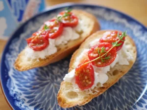 セミドライにしたプチトマトの塩麹漬けとリコッタチーズのタルティーヌ
