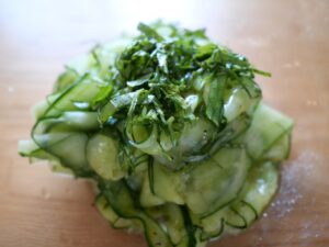 簡単レシピ サラダ感覚!きゅうりとバジルの酢のものの作り方 きゅうり バジル 白ワインびねがーを和える