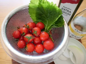 簡単レシピ　湯むきミニトマトの玉ねぎドレッシング　ライム香る冷たいサラダの作り方　材料