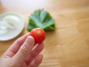 簡単レシピ　湯むきミニトマトの玉ねぎドレッシング　ライム香る冷たいサラダの作り方　ミニトマトに切り込みを十字に入れる