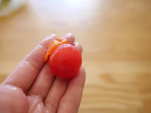 簡単レシピ　湯むきミニトマトの玉ねぎドレッシング　ライム香る冷たいサラダの作り方　湯むきしたミニトマト