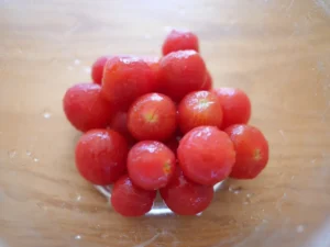 簡単レシピ　湯むきミニトマトの玉ねぎドレッシング　ライム香る冷たいサラダの作り方　湯むきしたミニトマト　フルーツみたい