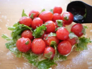 簡単レシピ　湯むきミニトマトの玉ねぎドレッシング　ライム香る冷たいサラダの作り方　玉ねぎドレッシングと湯むきしたミニトマトを和える