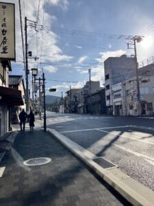 京都ひとり旅 美と食を慈しむ街歩き 蓮華王院 三十三間堂 朝 七条通