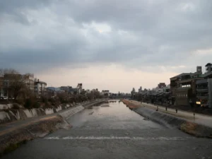 京都ひとり旅 美と食を慈しむ街歩き 鴨川