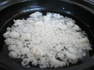 海老と菜の花のお粥　土鍋にごはんと水を入れ、中火にかける