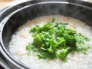海老と菜の花のお粥　ごはん、海老、菜の花を入れた土鍋に蓋をして2分煮たらできあがり