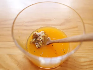 香りで味わう、春野菜の「サラダ・グルマンド」 パリジェンヌ風 オレンジとマスタードのドレッシング　みかんの搾り汁とマスタードでフレンチドレッシングを作る
