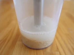 蒸し大豆　手作り豆乳　　豆乳の作り方　蒸した大豆と白湯をブレンダーで撹拌後残りの白湯を加える