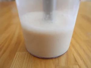 蒸し大豆　手作り豆乳　　豆乳の作り方　蒸した大豆と白湯をブレンダーで撹拌後残りの白湯を加えさらに撹拌する