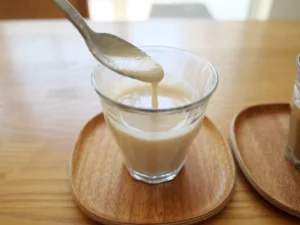 蒸し大豆　手作り豆乳　　豆乳の作り方　漉してグラスなどに注ぐ