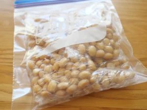 蒸し大豆　保存　蒸し大豆をラップで包み保温袋に入れて冷凍庫へ